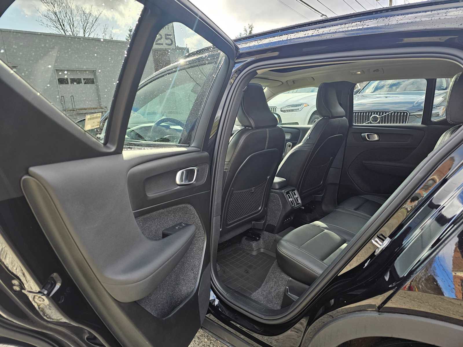 Used 2025 Volvo XC40 B5 Plus w/ Protection Package Premier image 17