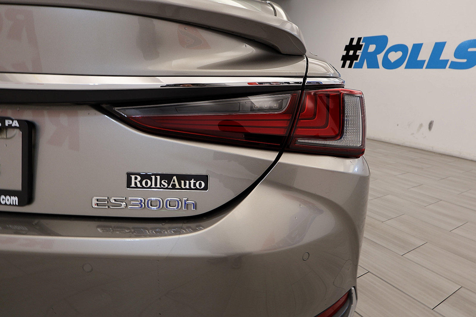 Used 2020 Lexus ES 300h w/ Accessory Package 2 FWD image 33