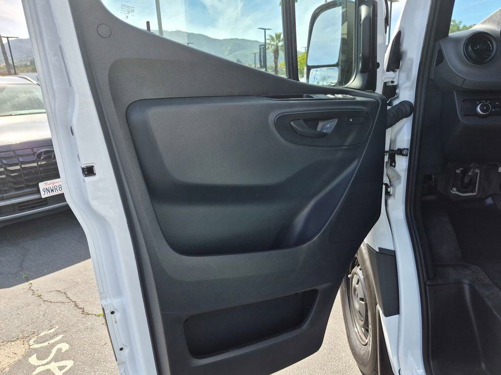 Used 2025 Mercedes-Benz Sprinter 2500 image 25
