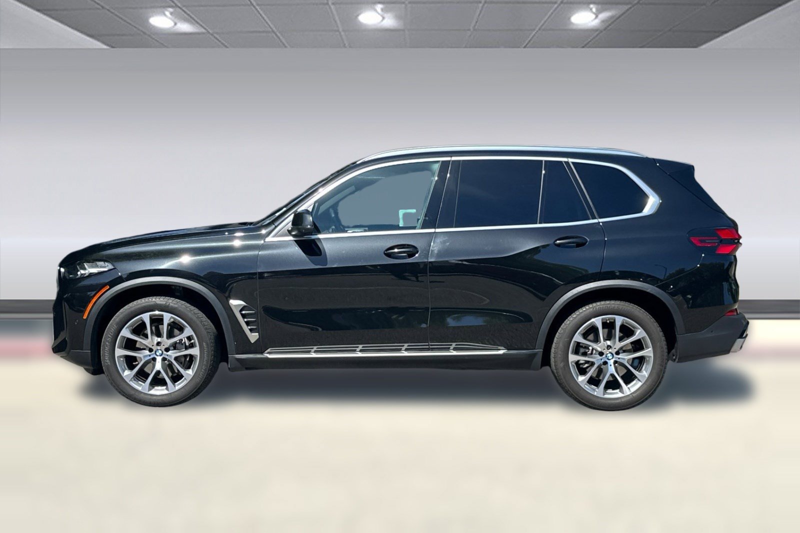 Used 2024 BMW X5 xDrive40i w/ Parking Assistance Package AWD/4WD image 2