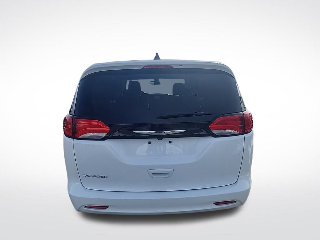 Used 2022 Chrysler Voyager LX image 6