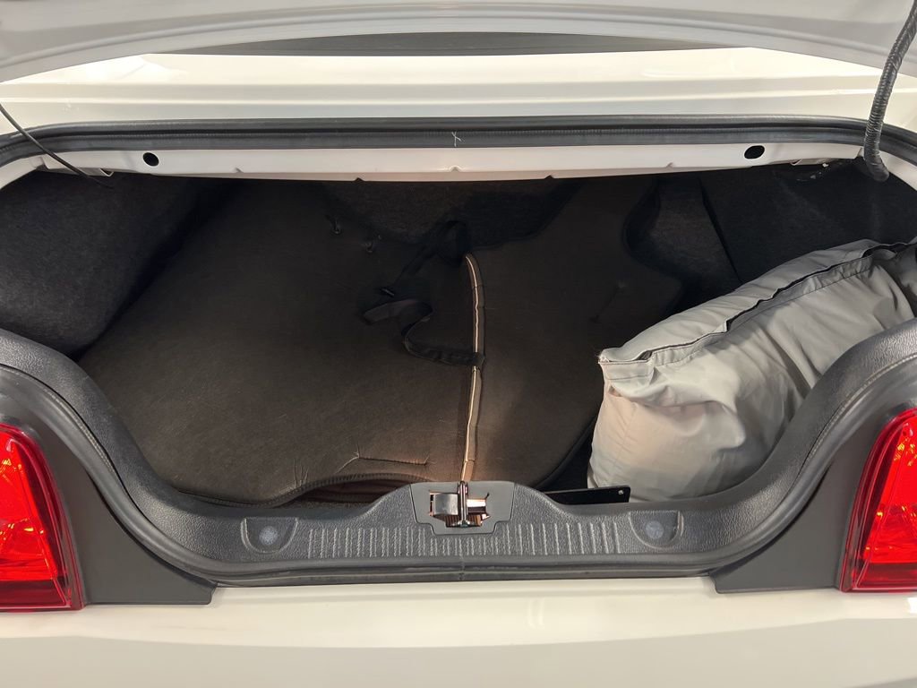 Used 2011 Ford Mustang Shelby GT500 w/ SVT Performance Pkg image 32