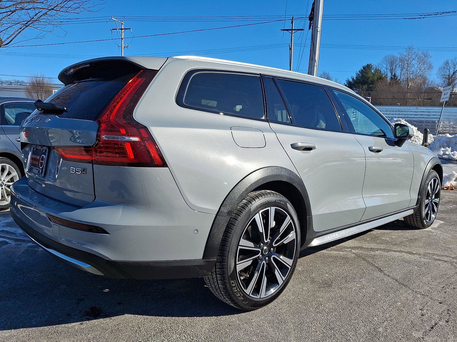 Certified 2025 Volvo V60 B5 Cross Country Ultra image 6