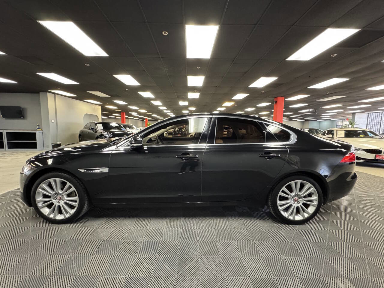 Used 2020 Jaguar XF Premium image 8