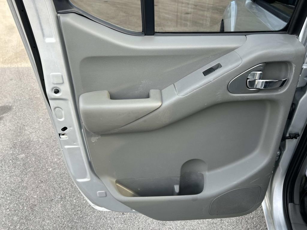Used 2014 Nissan Frontier SV image 18