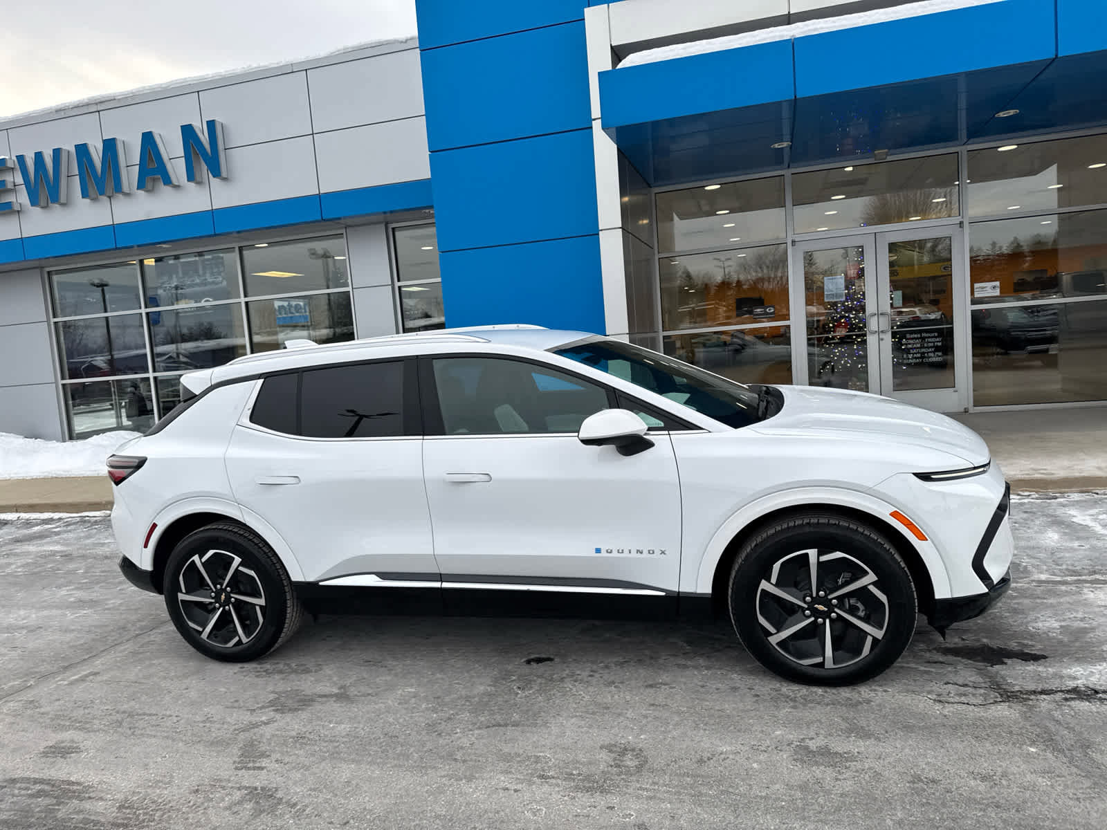 Used 2025 Chevrolet Equinox EV LT image 2