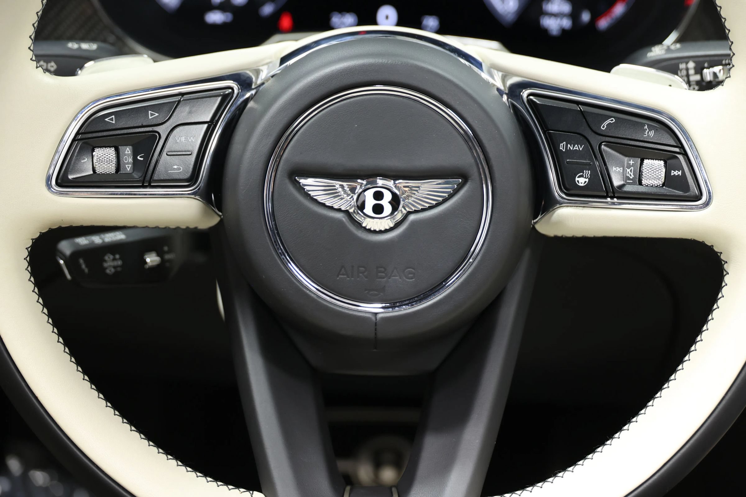 Used 2021 Bentley Bentayga w/ First Edition Specification AWD/4WD image 27