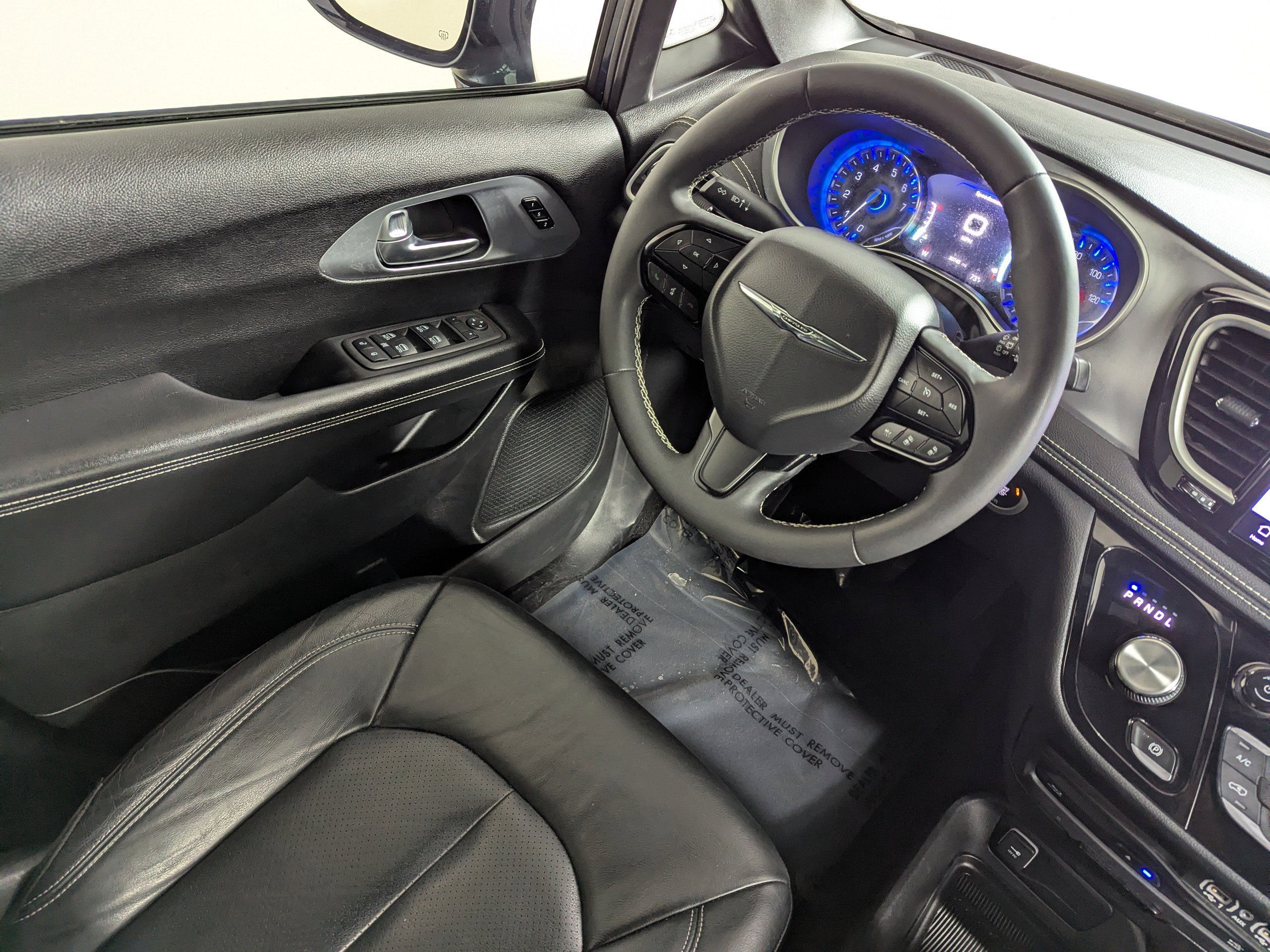 Used 2022 Chrysler Pacifica Touring-L w/ Uconnect Theater Family Group image 9