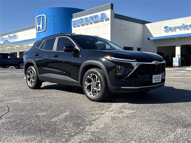 Used 2024 Chevrolet Trax LT w/ LT Convenience Package image 2