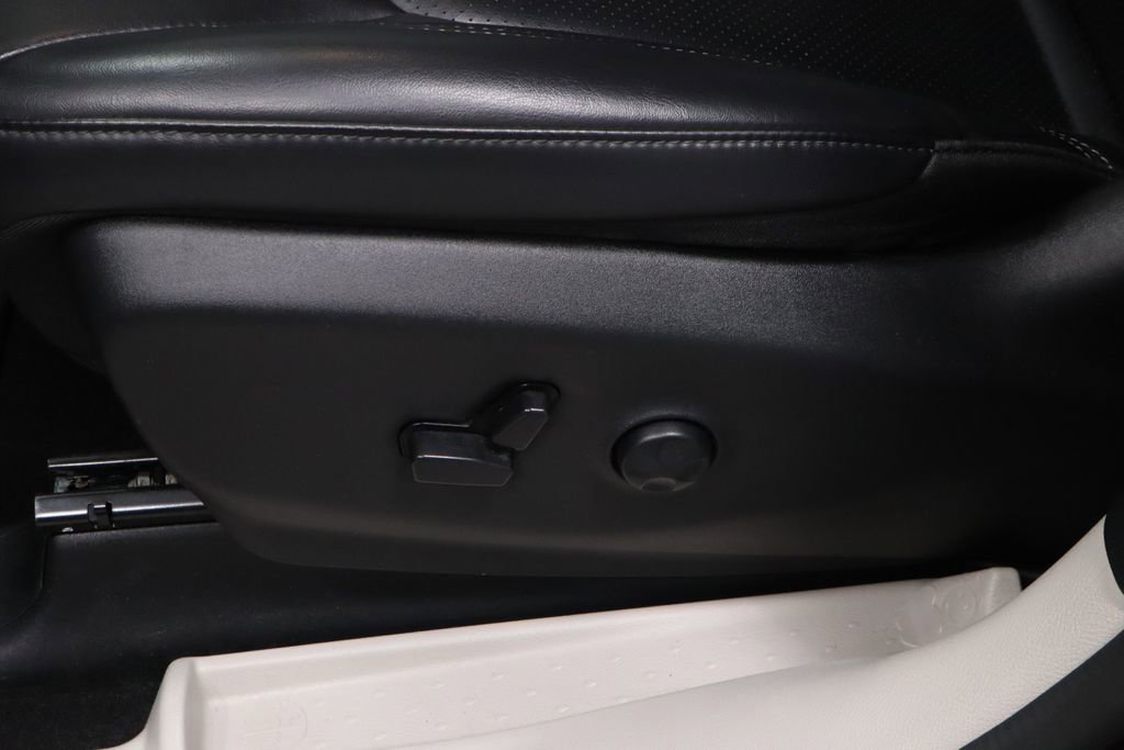 Used 2023 Chrysler Pacifica Touring-L FWD image 23