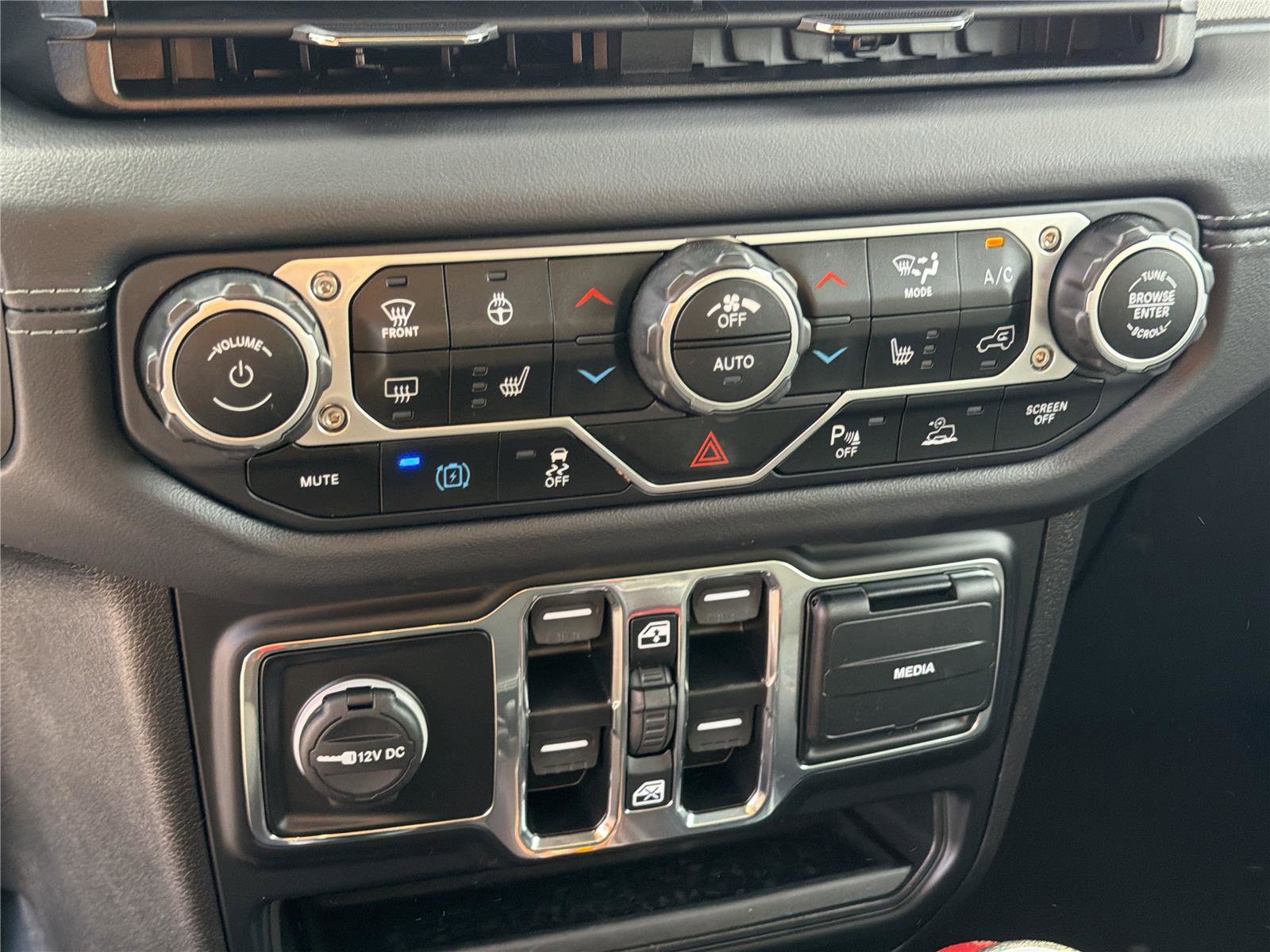 Used 2025 Jeep Wrangler Sahara w/ Safety Group image 31