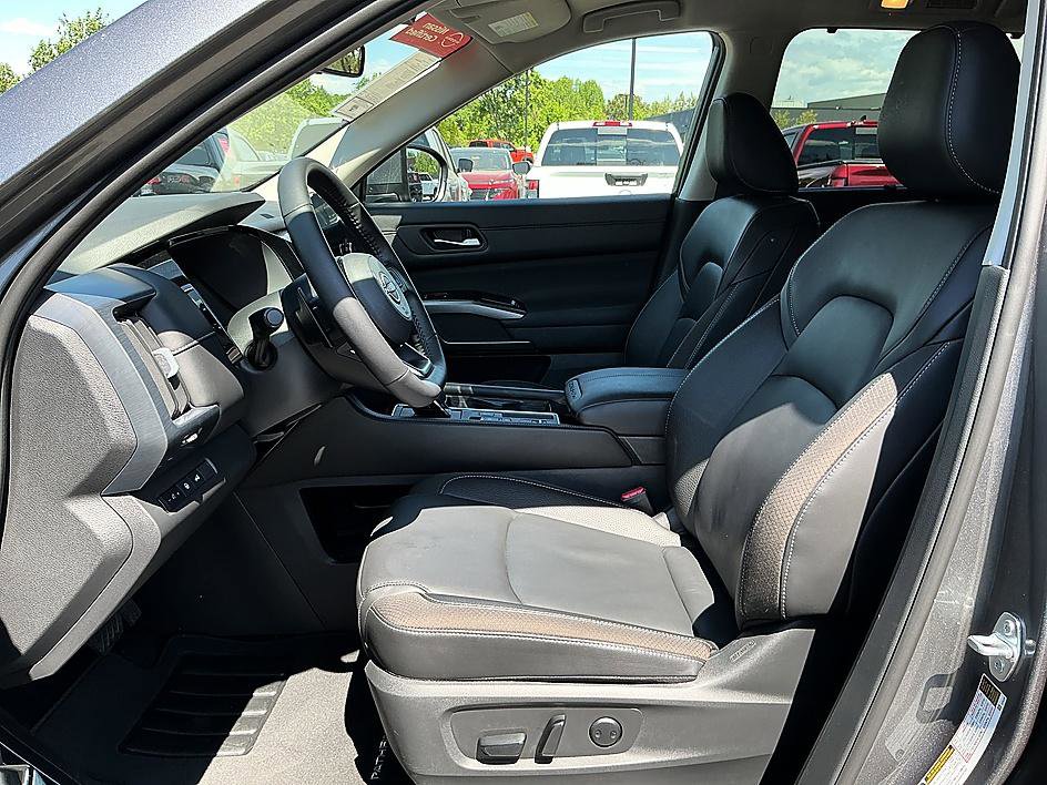 Certified 2025 Nissan Pathfinder SL image 12