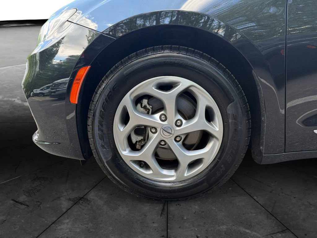Used 2023 Chrysler Pacifica Limited image 14