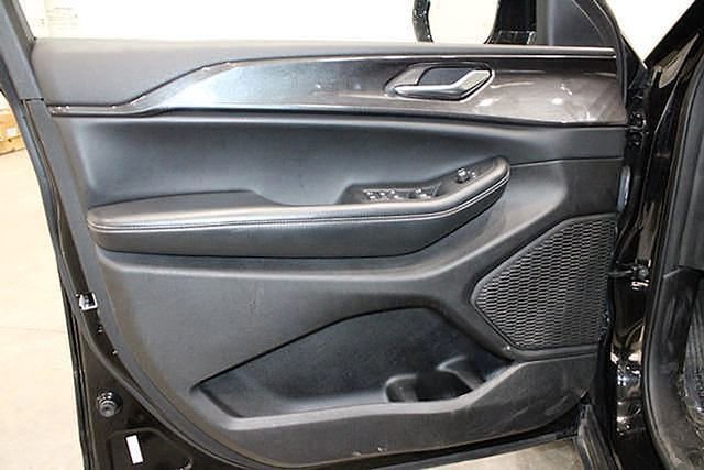 Used 2023 Jeep Grand Cherokee Altitude image 10