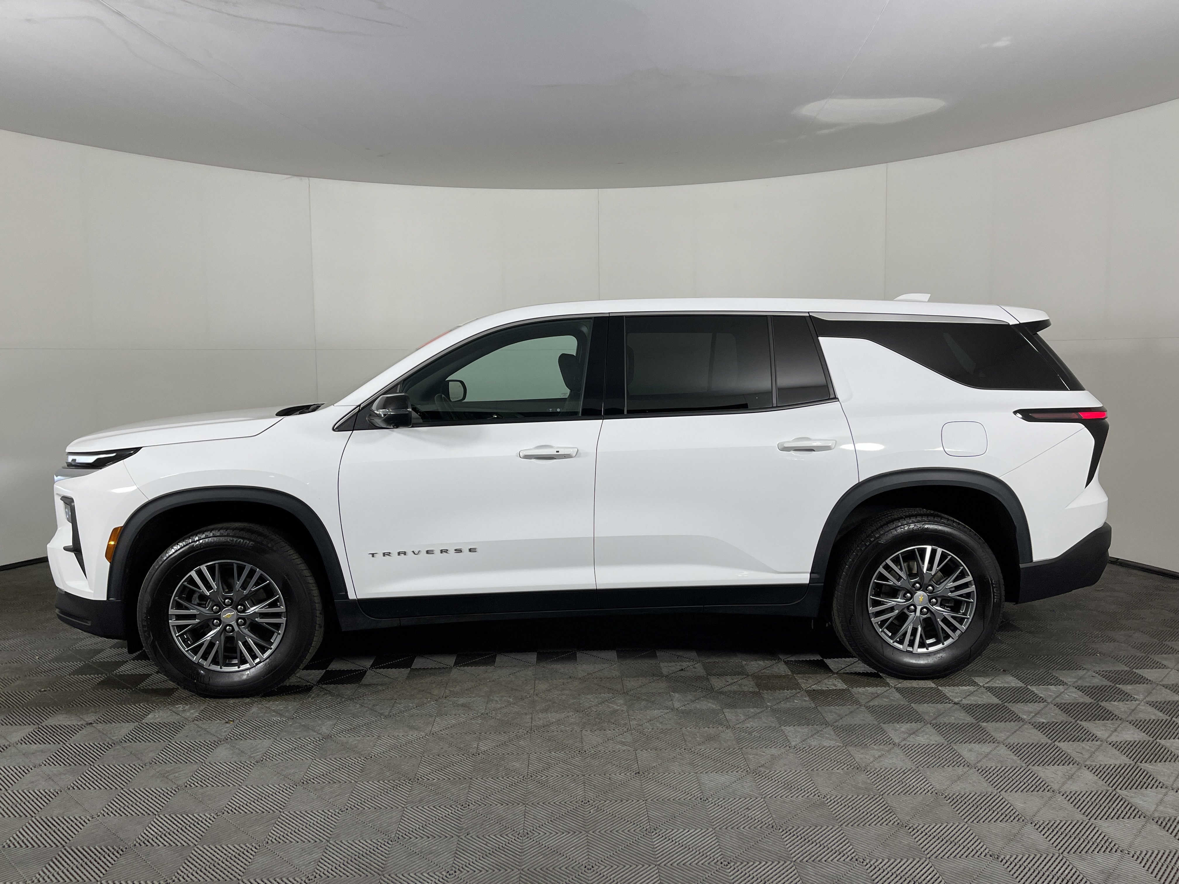 Used 2024 Chevrolet Traverse LS image 3