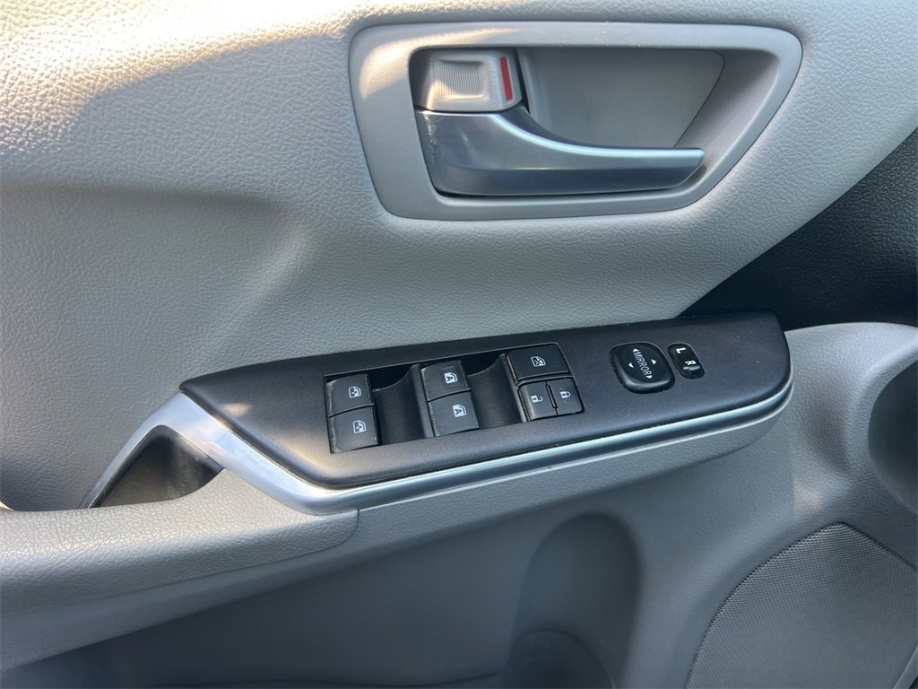 Used 2015 Toyota Camry LE image 21