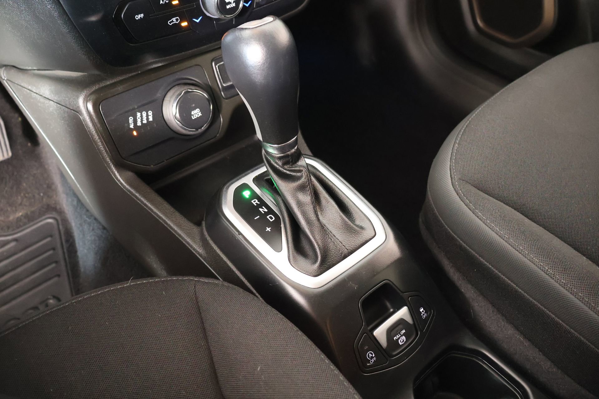 Used 2023 Jeep Renegade Latitude AWD/4WD image 9