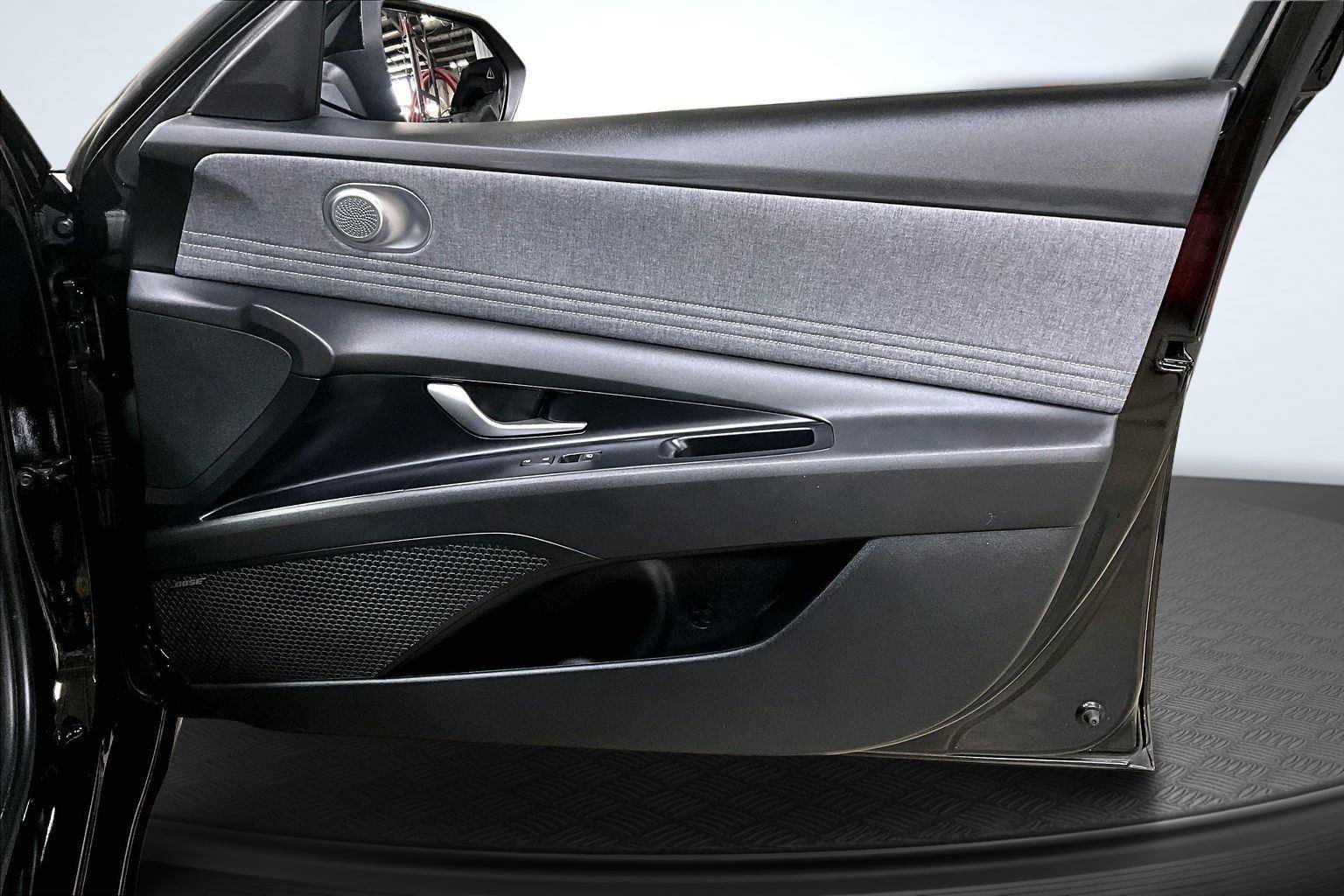 Used 2025 Hyundai Elantra Limited image 24