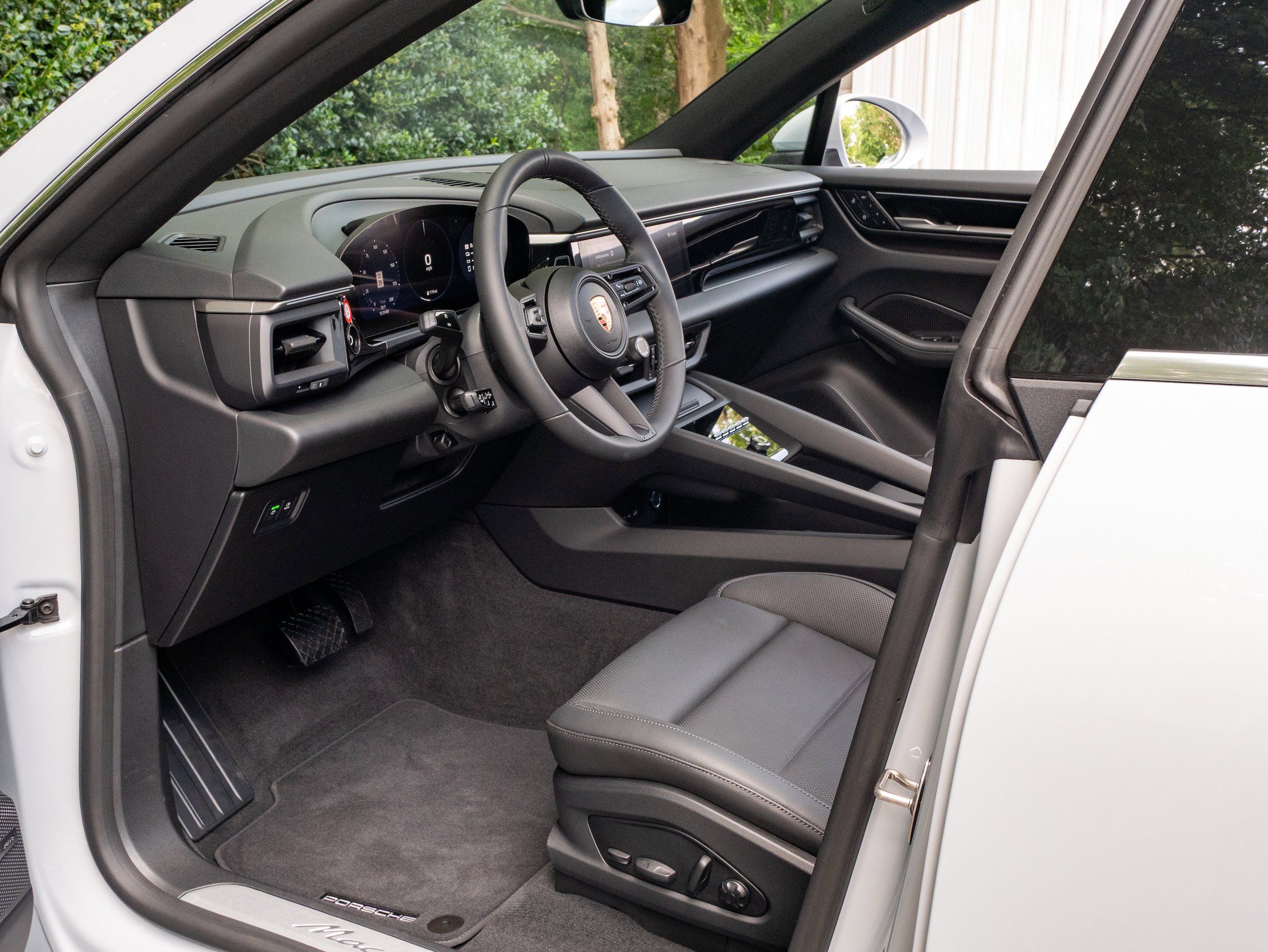 New 2025 Porsche Macan Electric RWD image 4