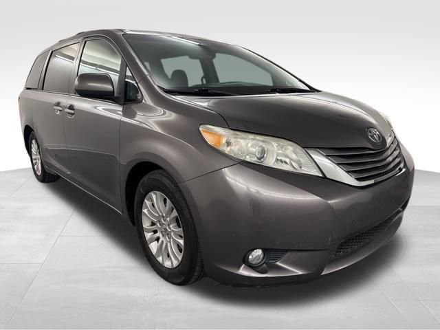 Used 2015 Toyota Sienna XLE w/ XLE Navigation Package image 4