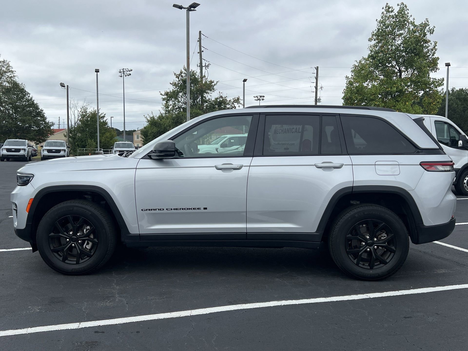 Used 2024 Jeep Grand Cherokee Altitude image 26