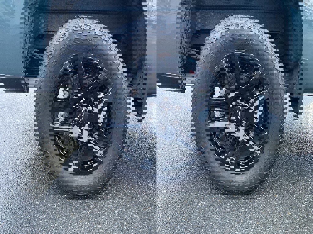 Used 2025 Chevrolet Silverado 1500 LT Trail Boss w/ Convenience Package II image 3