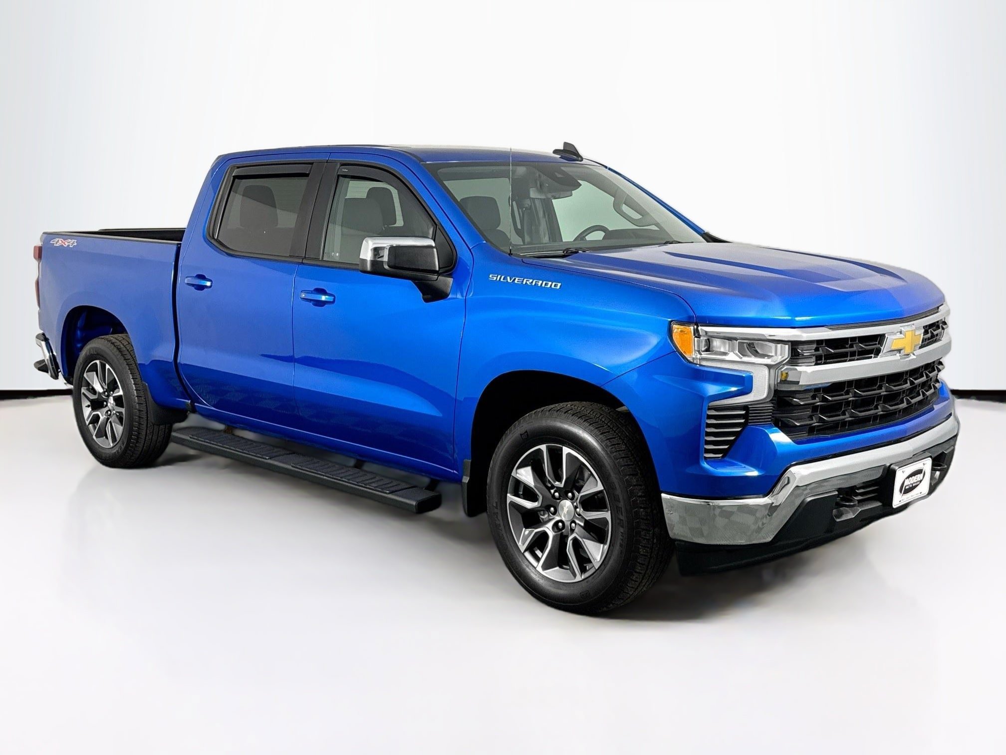 Used 2023 Chevrolet Silverado 1500 LT AWD/4WD image 2