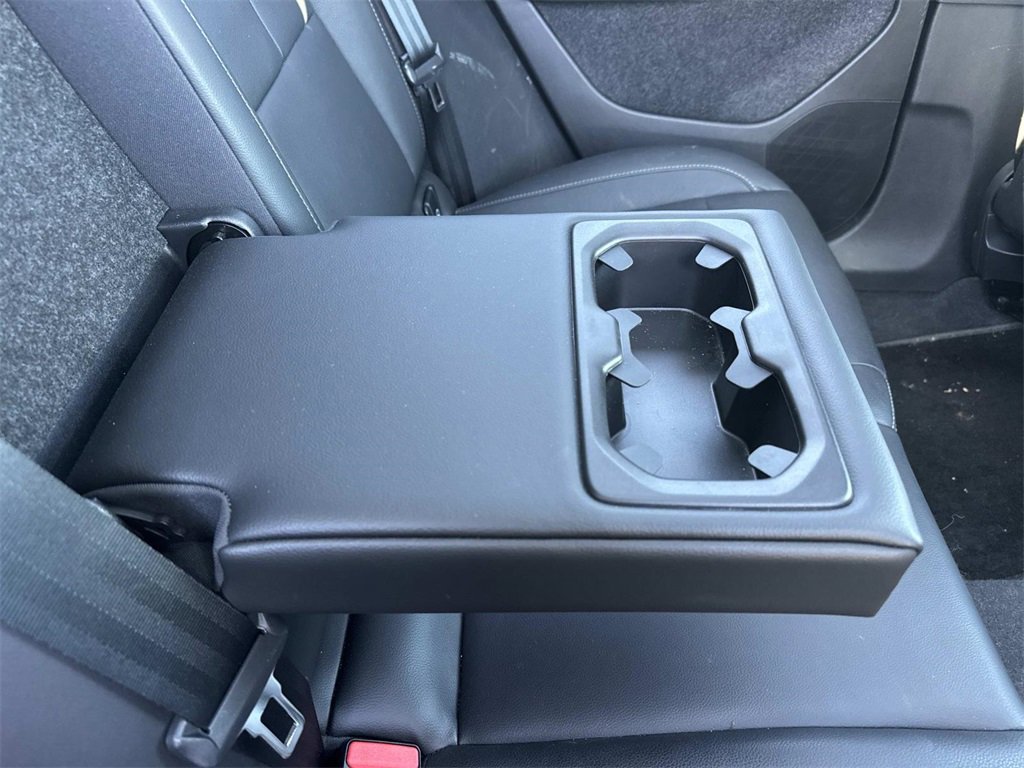 Used 2024 Volvo XC40 B5 Plus image 19