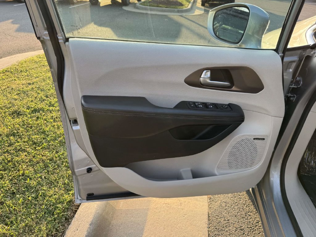 Used 2018 Chrysler Pacifica Touring-L Plus w/ Tire & Wheel Group FWD image 31