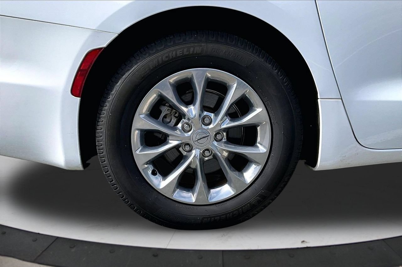 Certified 2021 Chrysler Pacifica Touring-L FWD image 35