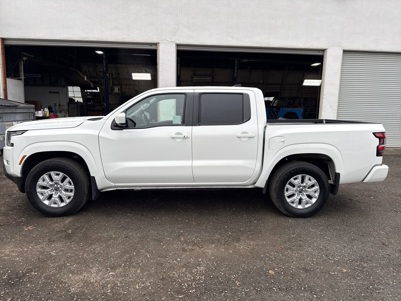 Used 2023 Nissan Frontier SV w/ SV Convenience Package image 2