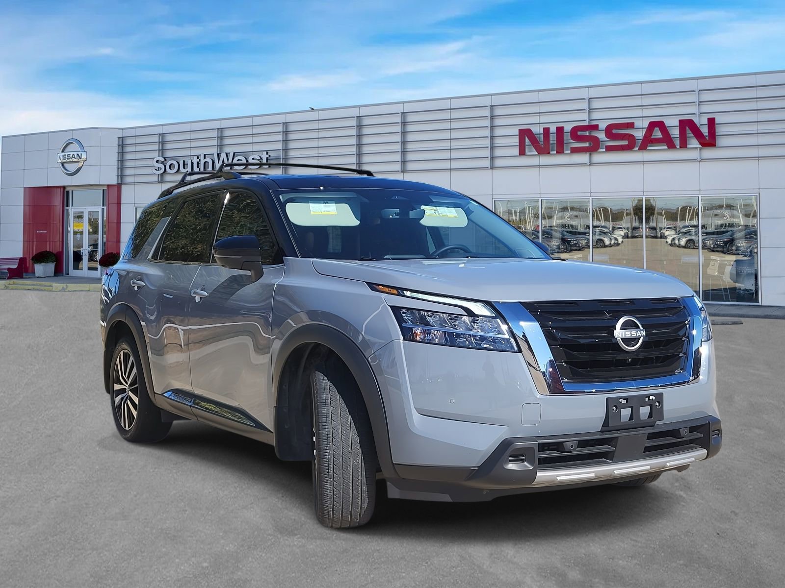 Used 2024 Nissan Pathfinder Platinum w/ Cargo Package image 4