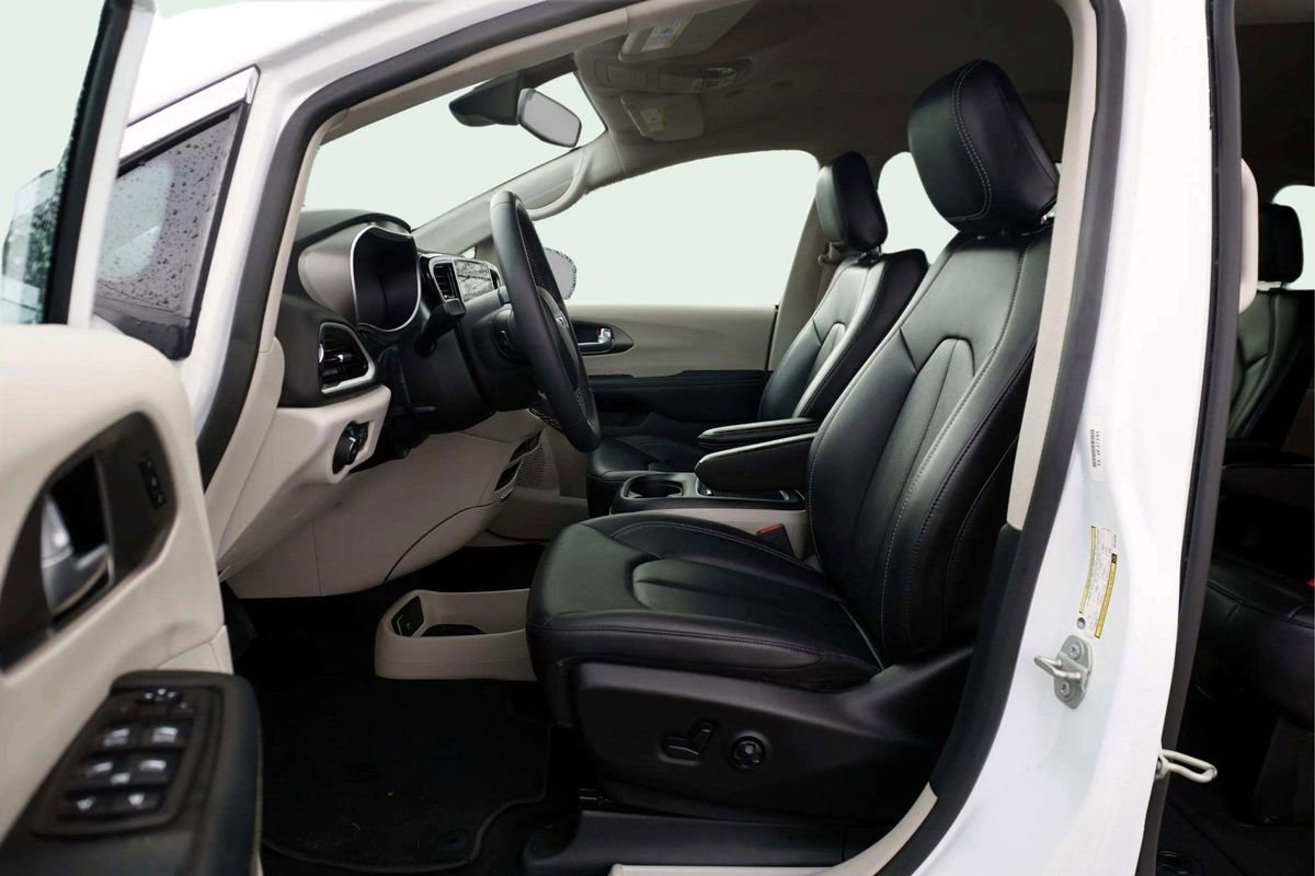 Used 2024 Chrysler Pacifica Touring-L FWD image 19