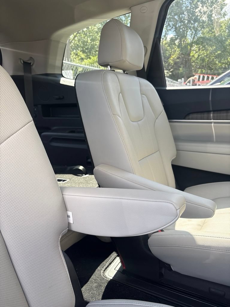 Used 2024 Kia Telluride EX w/ EX Captain's Chair Package FWD image 4