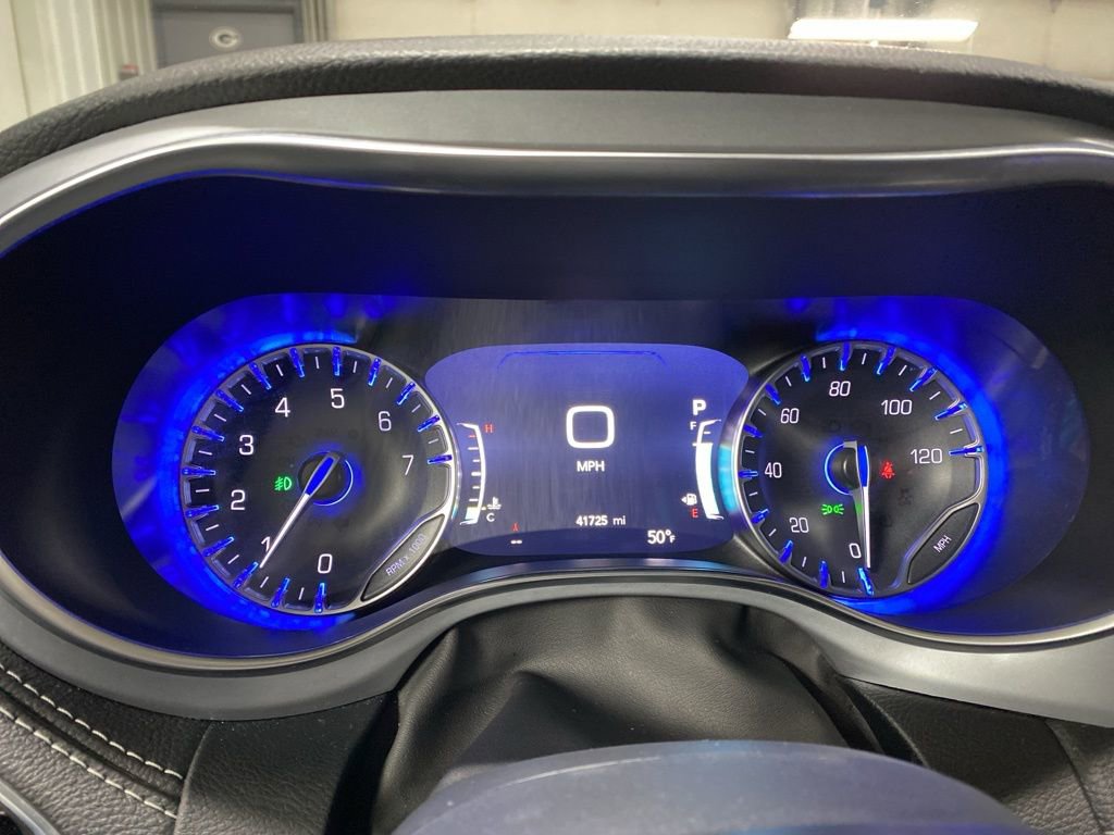 Used 2025 Chrysler Pacifica Limited image 7