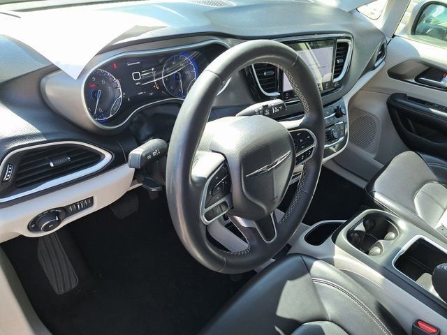 Used 2023 Chrysler Pacifica Touring-L FWD image 10