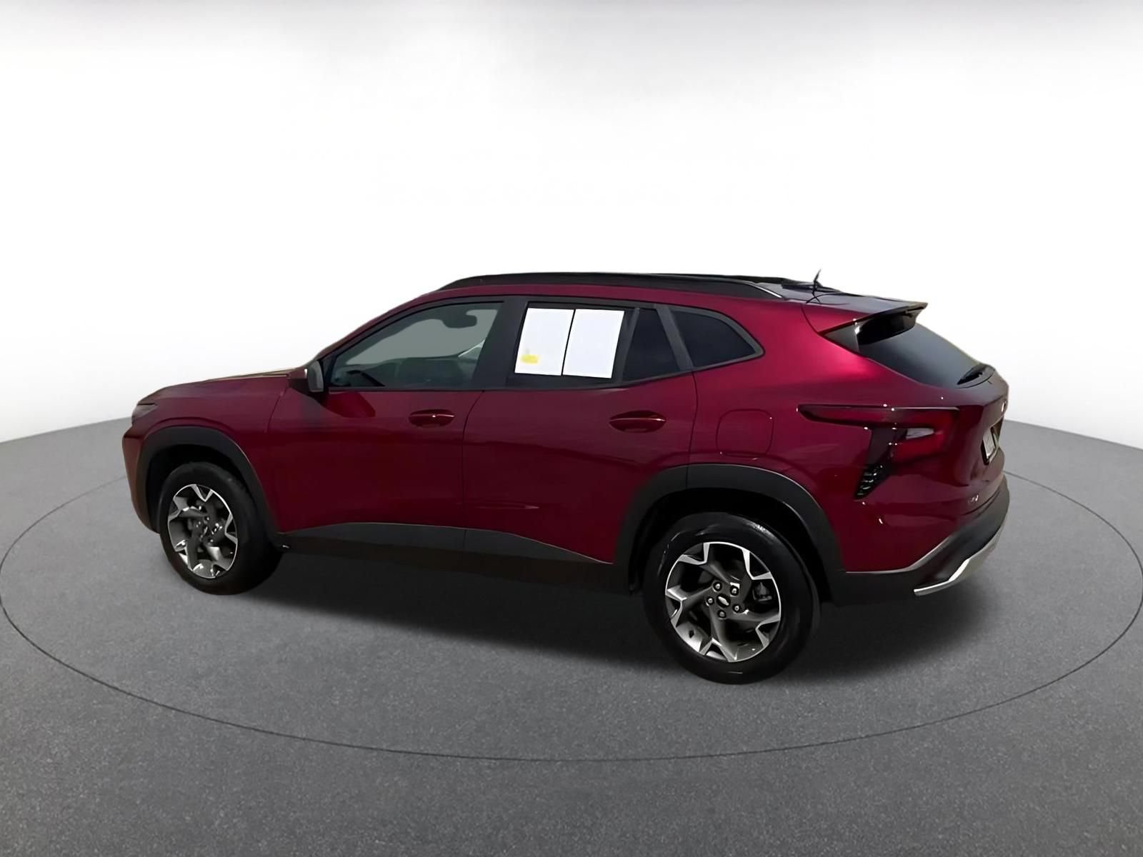 Used 2025 Chevrolet Trax LT w/ LT Convenience Package FWD image 3