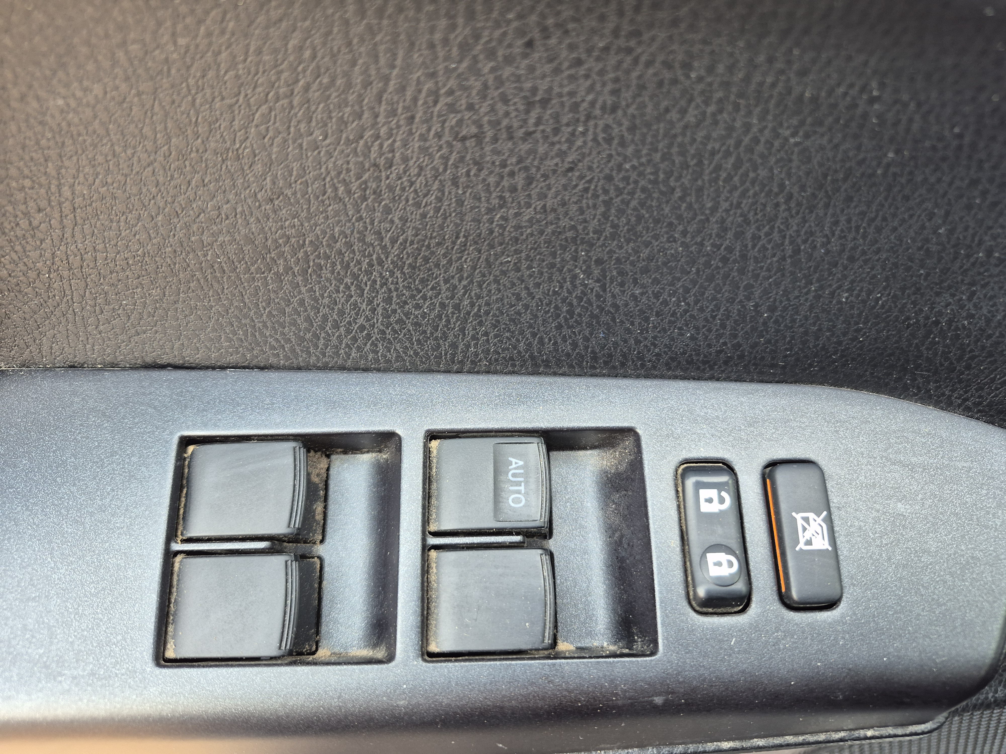 Used 2018 Toyota RAV4 LE w/ Carpet Mat Package AWD/4WD image 13