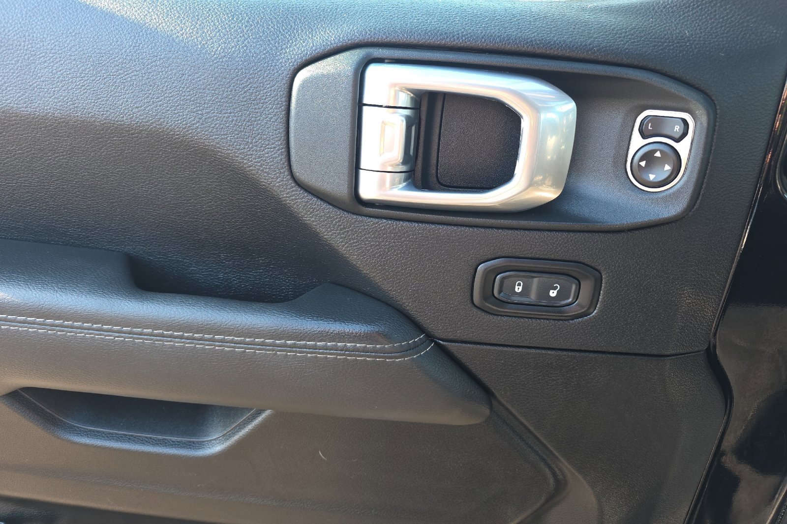 Used 2023 Jeep Wrangler Sahara image 11