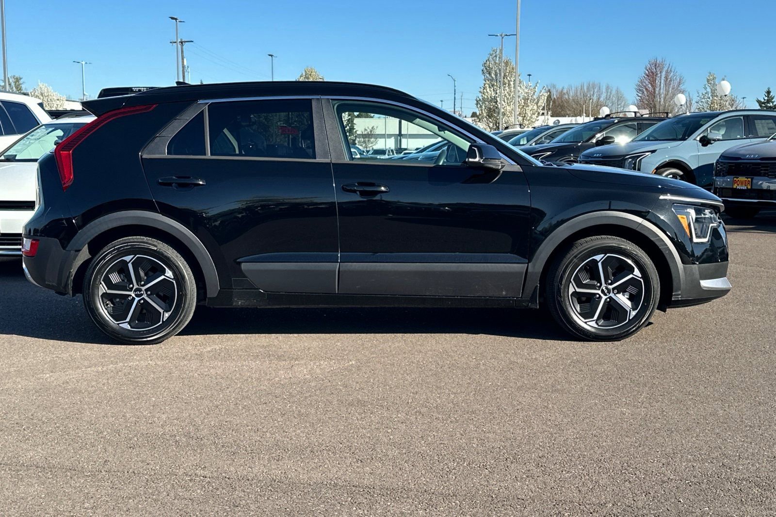 Used 2023 Kia Niro EX image 3