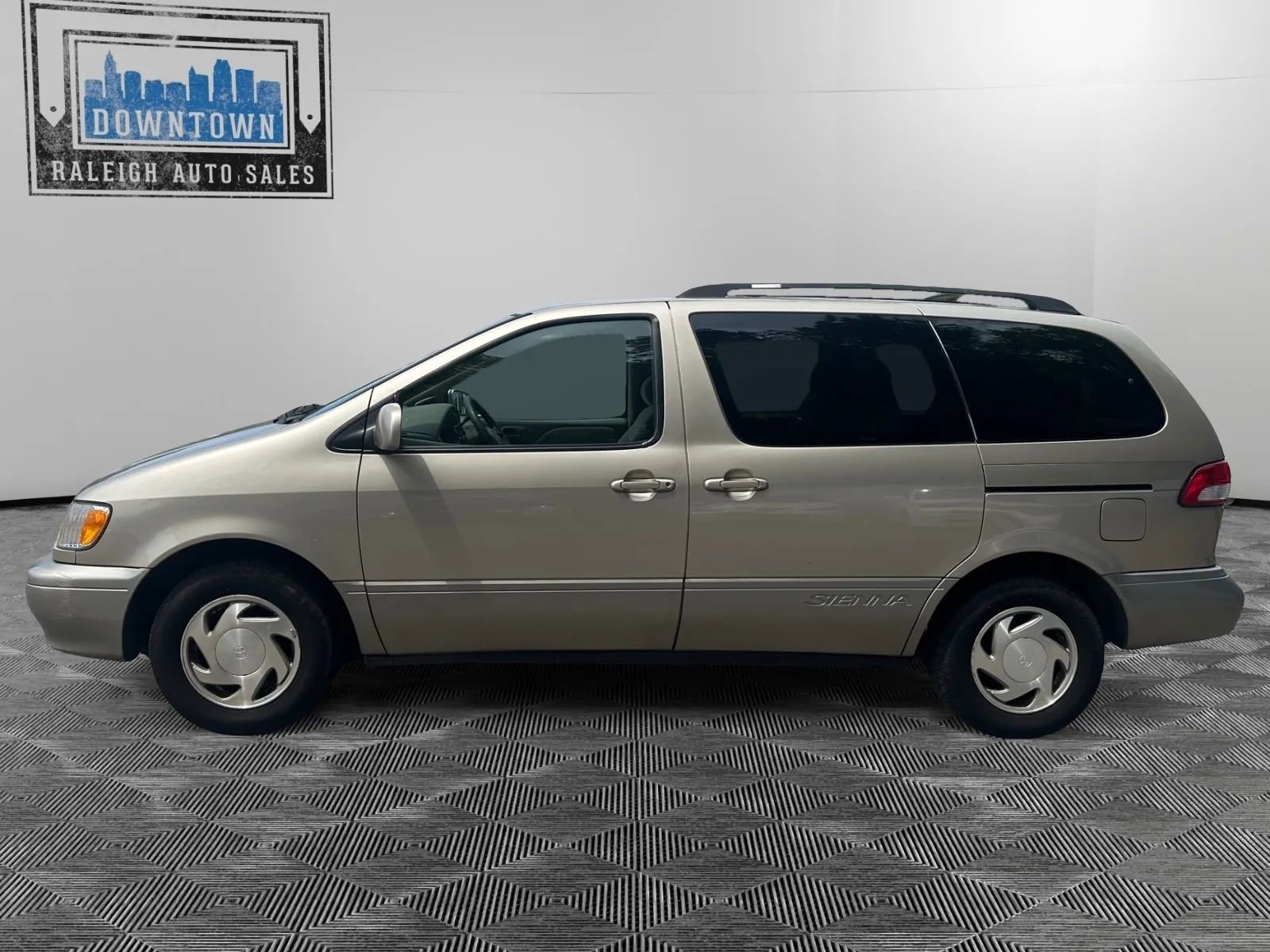 Used 2002 Toyota Sienna XLE FWD image 4