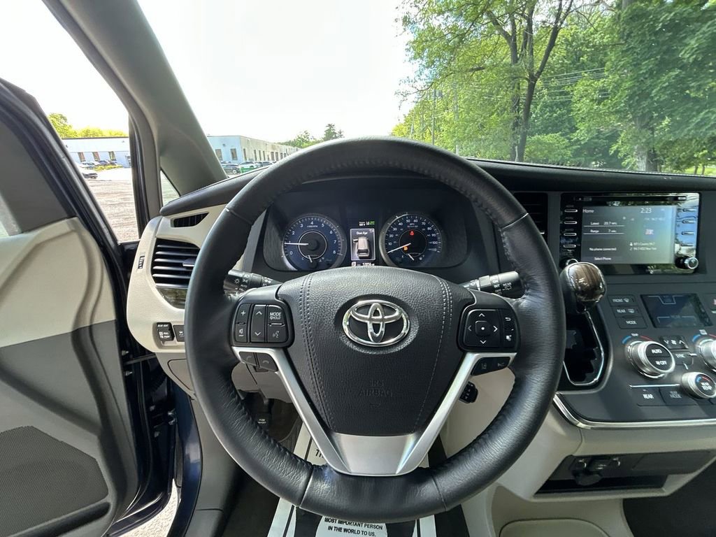 Used 2018 Toyota Sienna XLE FWD image 18