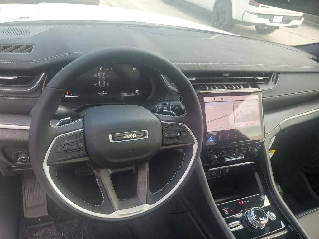 Used 2025 Jeep Grand Cherokee Limited w/ Black Appearance Package image 17