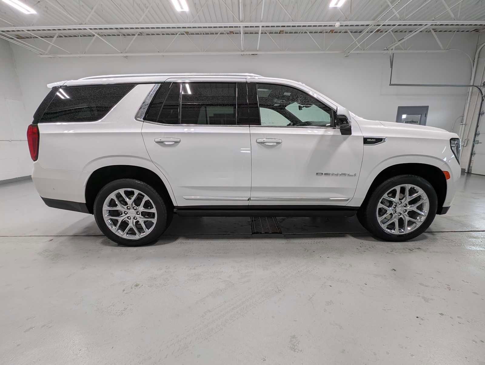 Used 2024 GMC Yukon Denali w/ Advanced Technology Package image 5