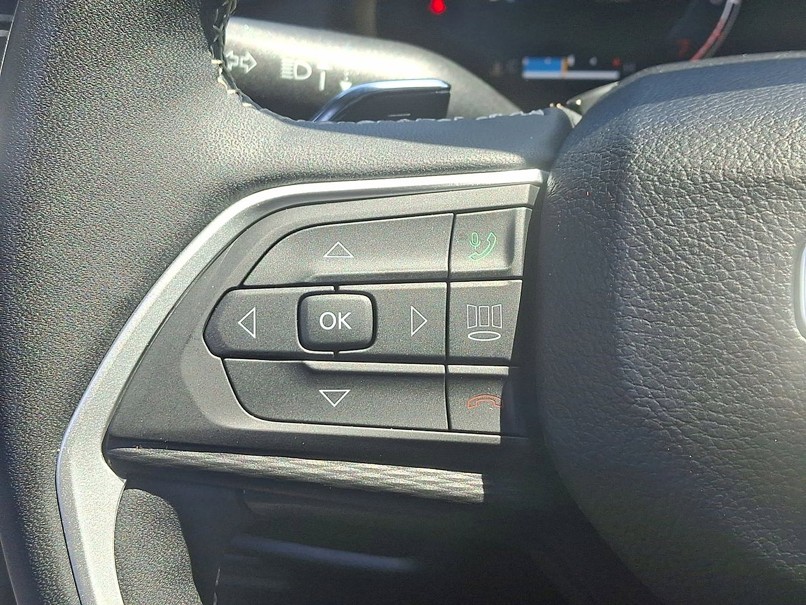 Used 2024 Jeep Grand Cherokee Altitude AWD/4WD image 17
