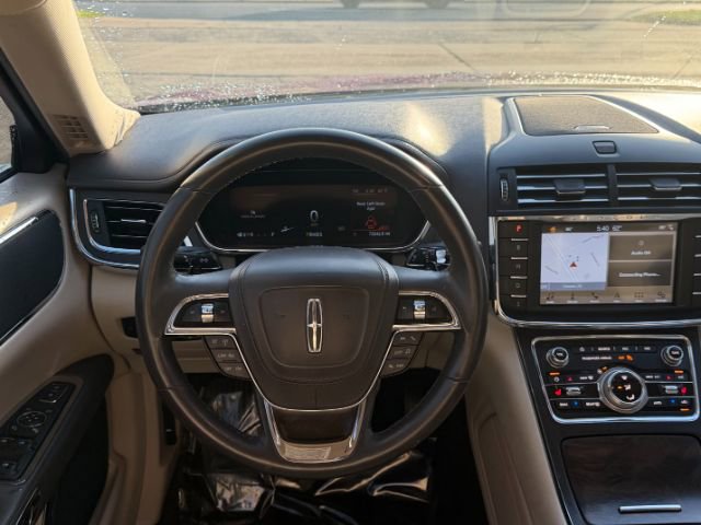 Used 2017 Lincoln Continental Select image 9