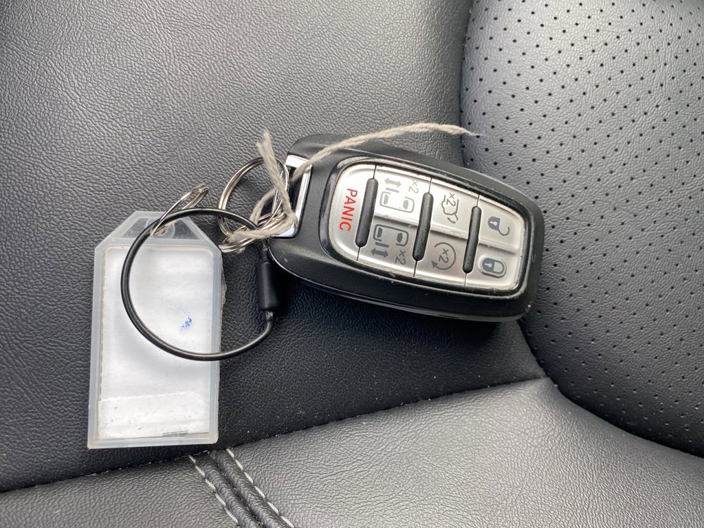 Used 2025 Chrysler Pacifica Select image 9