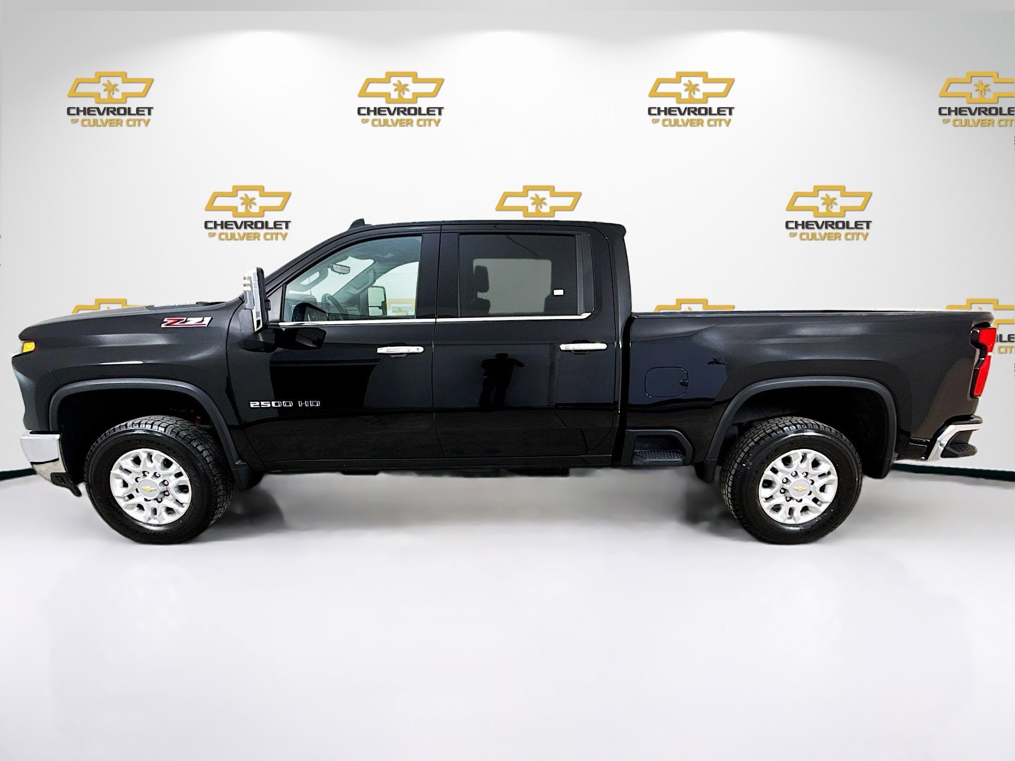 Used 2024 Chevrolet Silverado 2500 LTZ w/ LTZ Premium Package AWD/4WD image 4