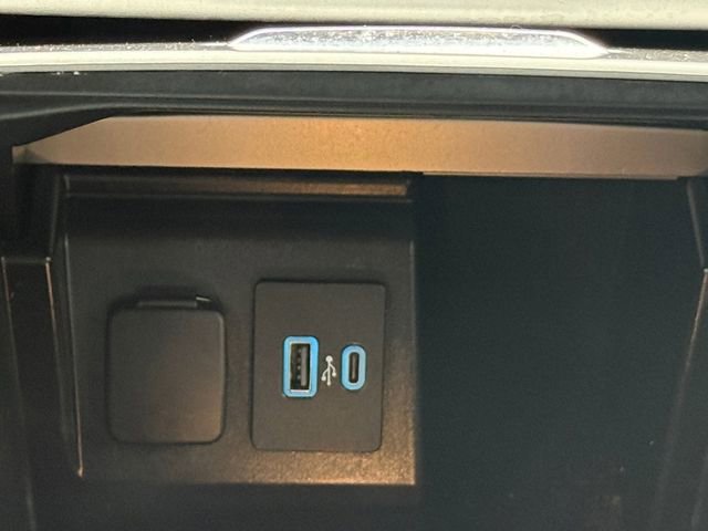 Used 2021 Ford Explorer XLT image 6