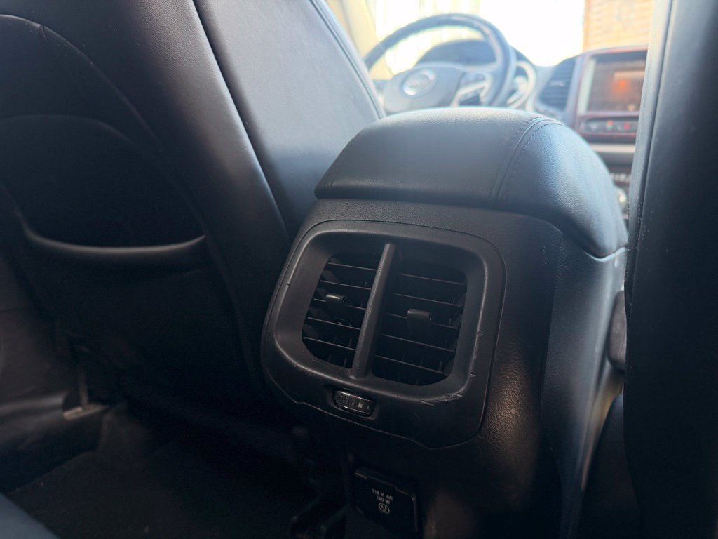 Used 2017 Jeep Cherokee Overland w/ Technology Group AWD/4WD image 18